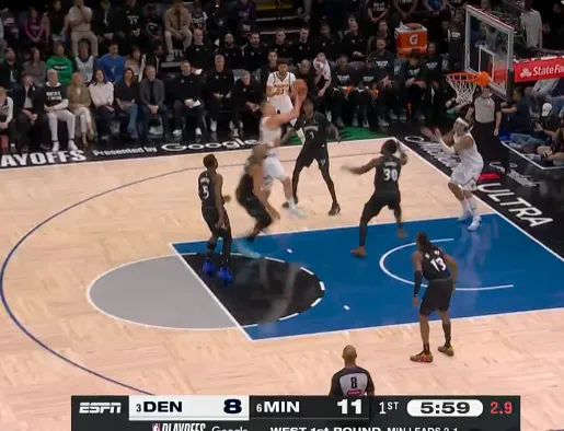 开云官网-约基奇行进间抛投打进得到8分，戈贝尔晃飞防守轻松上篮回应